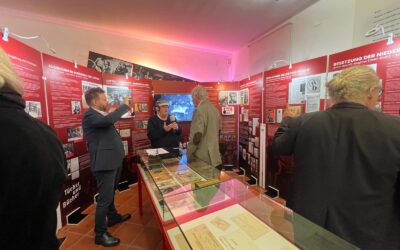 Ausstellung „Tücher und Bücher“ ab dem 13. Februar 2026 im Brechthaus in Augsburg